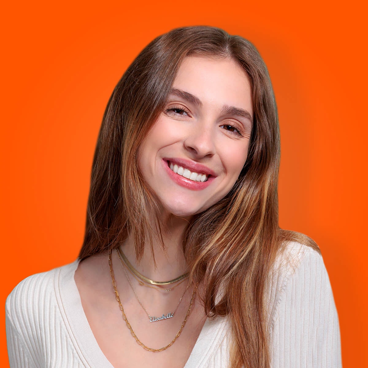 femme souriante avec chandail bleu claire avec un arrière plan bleu pâle