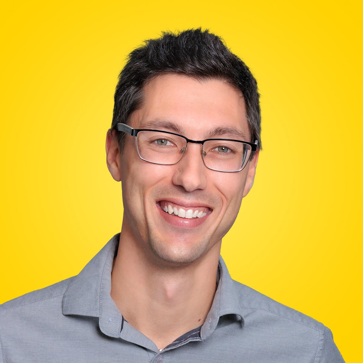 Homme souriant avec arrière plan jaune