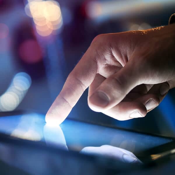 Un doigt qui appuie sur un appareil mobile