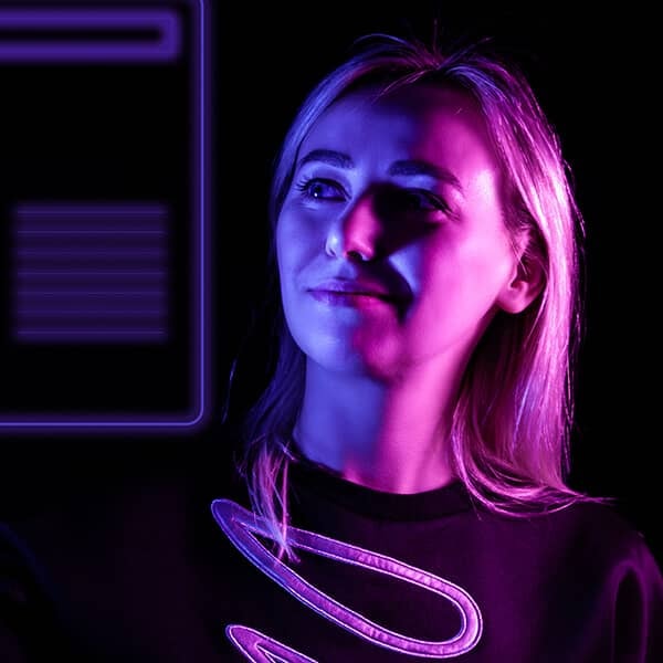 femme qui regarde au loin avec arrière plan noir avec une luminosité mauve